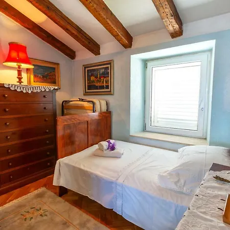 Vintage Sea View Apartment *